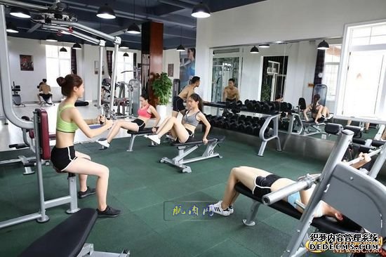 長腿、翹臀的完美身材美女哪裏多集中？除了春熙路，可能也就是四川西南航空職業學院健身房了。近日，該校一組美女健身房性感照片走紅網絡，時尚炫酷高大上的健身房加長腿翹臀完美身材的俏空姐，讓網友觀後直呼：“看美女不用去春熙路被暴曬了，到西航健身房吹著空調撩師妹去。”